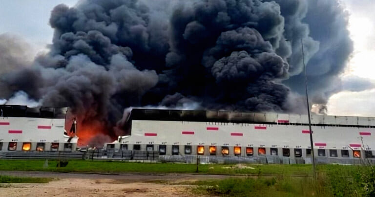 Riazanėje vėl liepsnoja: dronų ataka smogė „Wildberries“ logistikos centrui ir naftos įmonei