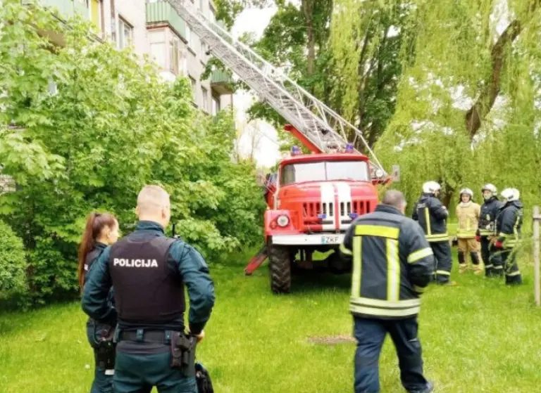 Širdį stingdantis vaizdas daugiabučio kieme: praeivis pamatė ant palangės vaikštantį 2 metų vaiką