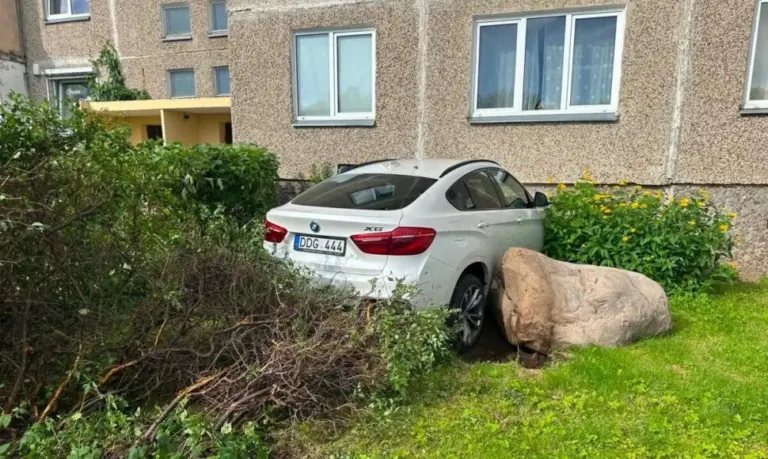 Paaiškėjo, kodėl BMW rėžėsi į daugiabutį – vairuotojos žodžiai nustebino