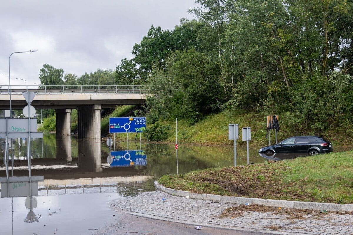 Vilniaus potvynio fone – netikėtas sprendimas: vyras gatvę įveikė vandens motociklu