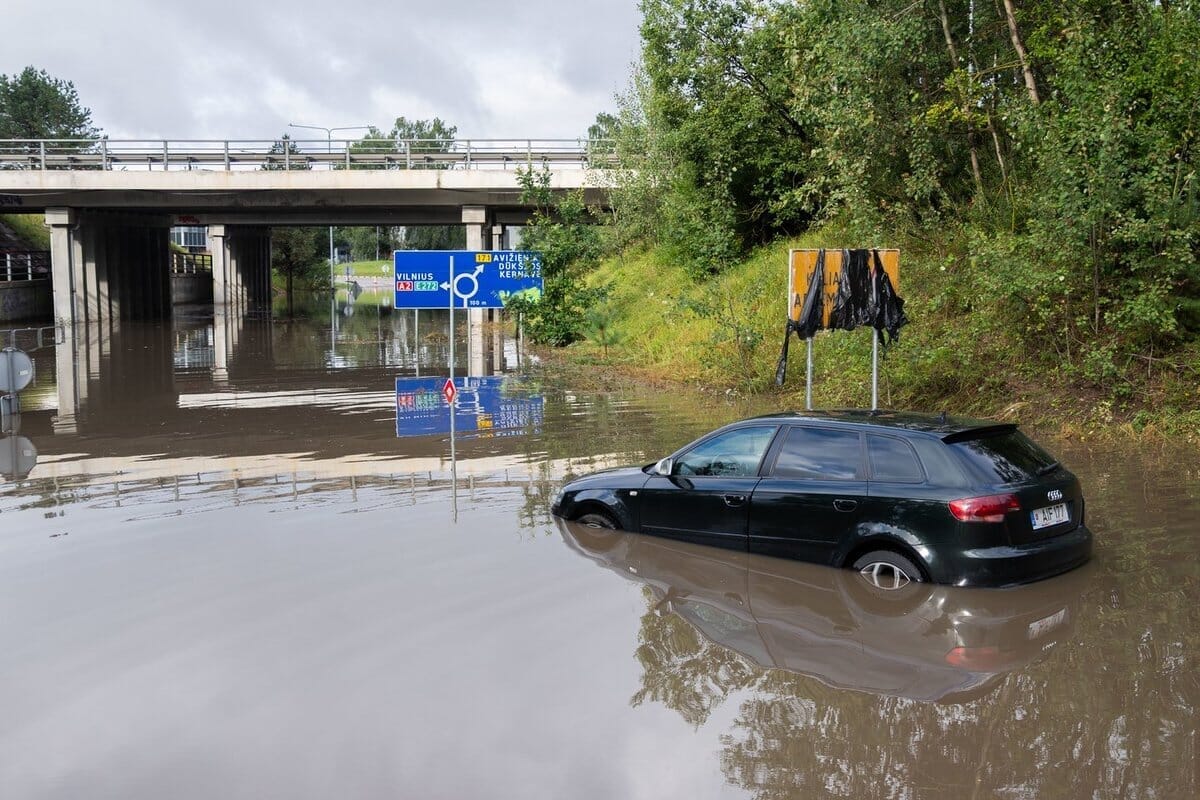 Vilniaus potvynio fone – netikėtas sprendimas: vyras gatvę įveikė vandens motociklu