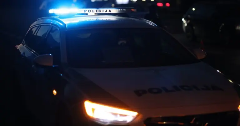Avarija Vilniaus rajone: girtas vairuotojas rėžėsi į tvorą ir užmigo – teko vaduoti iš automobilio