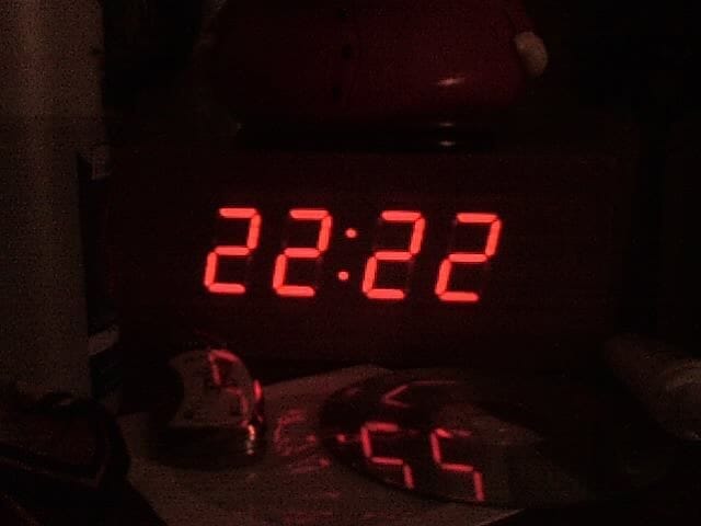 Kas slypi už 22:22 ant laikrodžio ir kodėl šį skaičių pastebite vėl ir vėl?