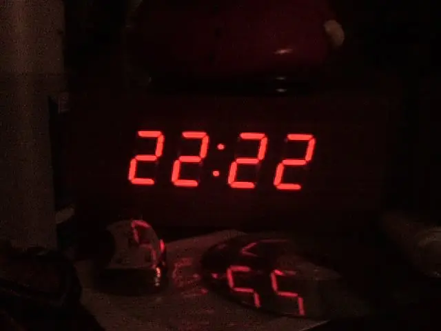 Kas slypi už 22:22 ant laikrodžio ir kodėl šį skaičių pastebite vėl ir vėl?