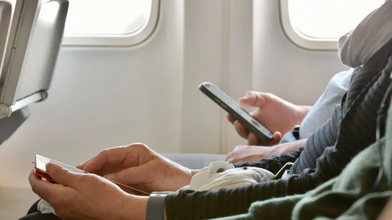 Skrydžiai Europoje keičiasi: netrukus lėktuve galėsite naudotis telefonu beveik kaip ant žemės