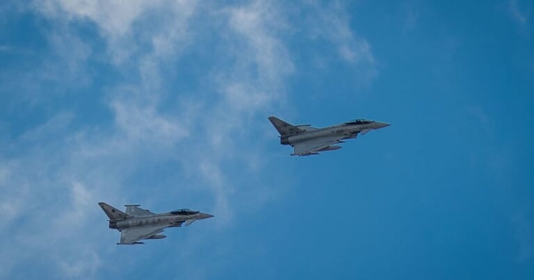 Nerami naktis NATO šalyje: dėl aptikto oro taikinio pakilo F-16, gyventojams išsiųsti perspėjimai