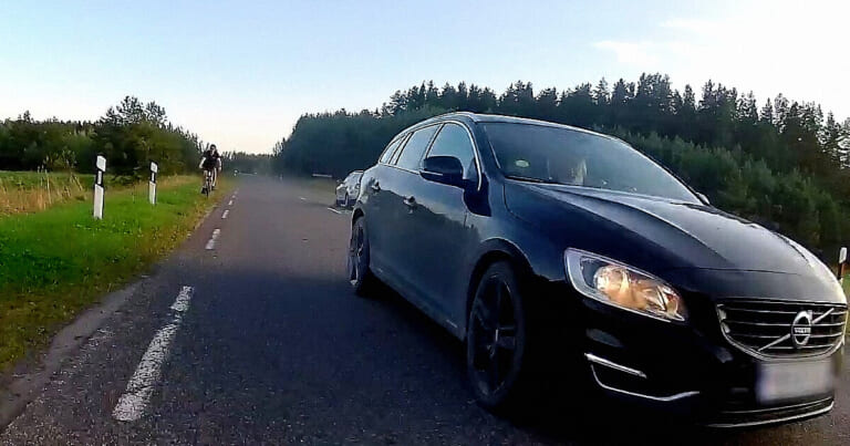 Automobilis tyčia kliudė žinomą dviratininką – Viską užfiksavo su kamera (Pamatyk video)