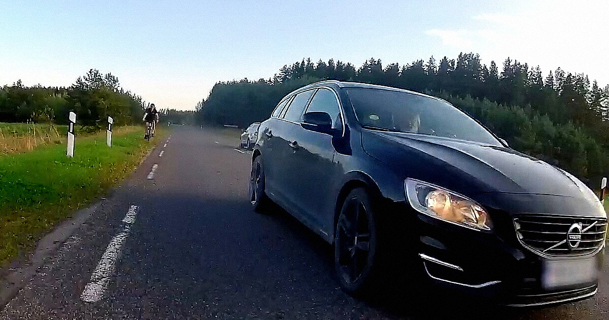 Automobilis tyčia kliudė žinomą dviratininką – Viską užfiksavo su kamera (Pamatyk video)