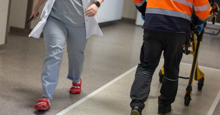 COVID-19 pareikalavo dar vienos gyvybės: medikai įspėja, kada sergamumas gali pasiekti piką