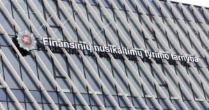 Šimtai suklastotų dokumentų Klaipėdos įmonėje: finansininkė mėgino išvengti 549,6 tūkst. eurų prievolės