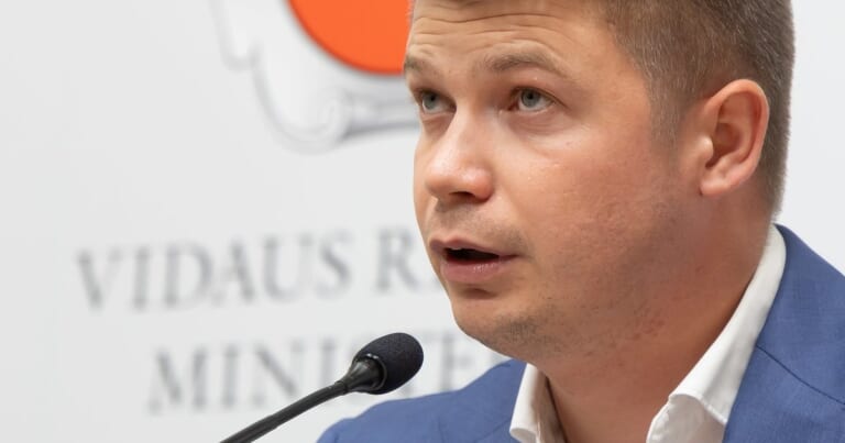 Karač ir dar keturi baltarusiai atsidūrė ministro akiratyje: jų veiklą prašys įvertinti teisėsaugos