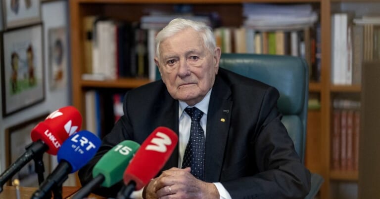 Po skubios 99-erių Valdo Adamkaus operacijos – svarbi žinia: medikai atskleidė, kaip jis jaučiasi