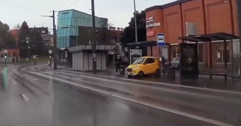 Pavojingas viražas Kaune: kone 360 laipsnių apsisukęs mini automobilis atbulomis įskriejo į stotelę