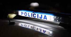 Policijos vizitas virto pavojinga drama: girtas vyras pareigūnus pasitiko kirviu, peiliu ir žirklėmis