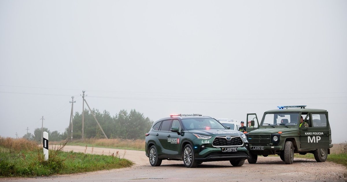 Pasvalio rajone – galimo drono nuolaužos: apgadintas automobilis, pagrindinių dalių dar ieškoma