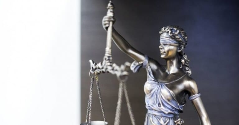 3 tūkst. eurų, vynas ir užkandžiai kariuomenės atstovui: bendrovė kaltės nepripažįsta