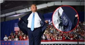 Prasivėręs Trumpo švarkas išdavė netikėtą detalę: kostiumo etiketė sukėlė tikrą klausimų audrą