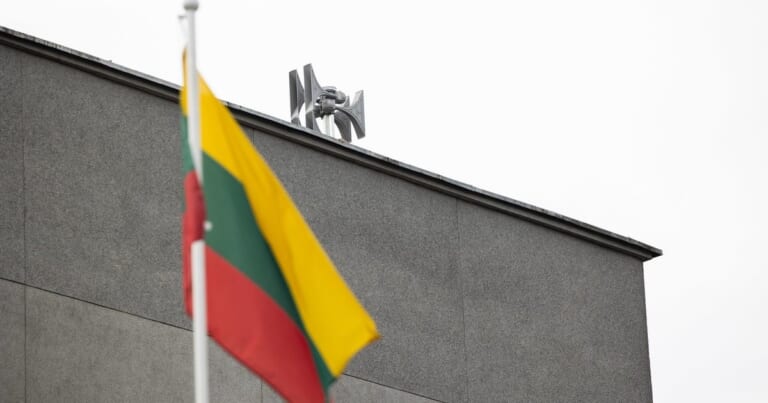 Dėl drono grėsmės ruoštasi įjungti sirenas: kodėl gyventojams pasirinkta siųsti žinutes