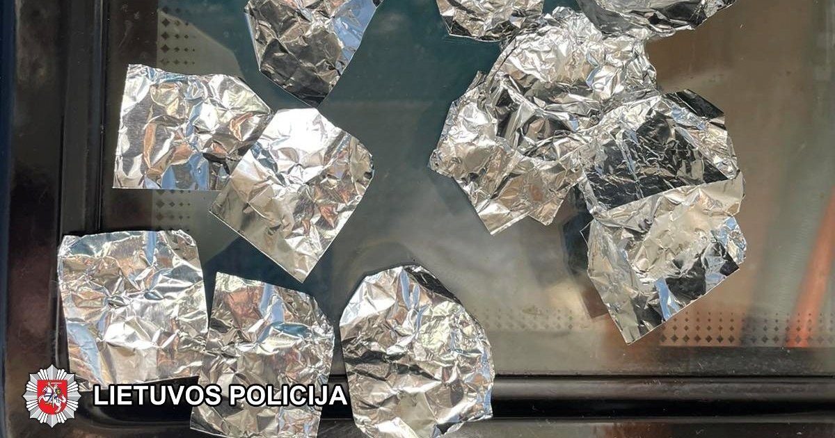 Narkotikų slėptuvės aptiktos keturiuose Lietuvos rajonuose: žemėje rasti 43 paketai už 200 tūkst. eurų