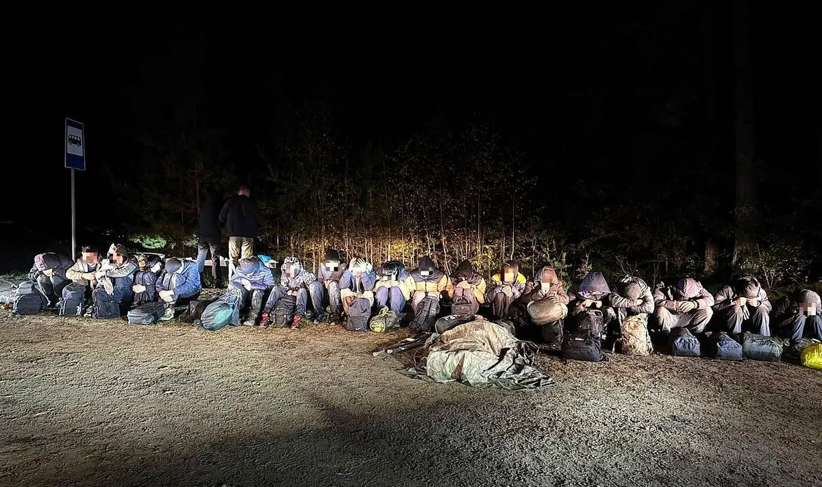 Į Lietuvą brovėsi 35 migrantai: jų gaudynėms pakilo sraigtasparnis, paleisti tarnybiniai šunys