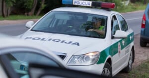 Gaudynės policijos komisariato kieme: bėglį stabdęs pareigūnas susižalojo