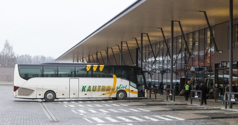 Mirtina nelaimė Kauno autobusų stotyje: teismas vairuotojo veiksmuose nusikaltimo neįžvelgė