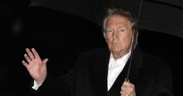 Trumpas pribloškė griežtu pareiškimu: informacijos nutekintojus paragino sušaudyti