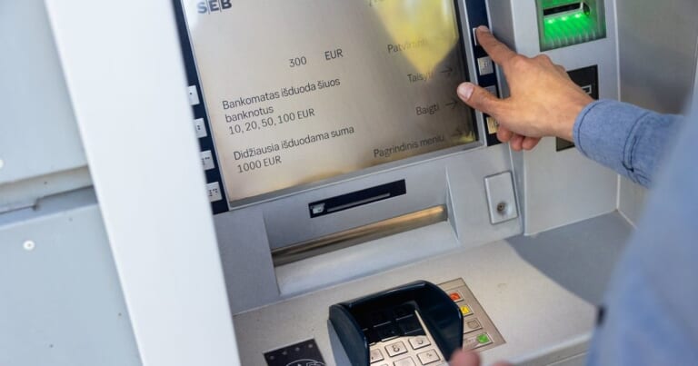 Piniginėje palikta lemtinga klaida: vagys per bankomatus ištuštino beveik 6 tūkst. eurų