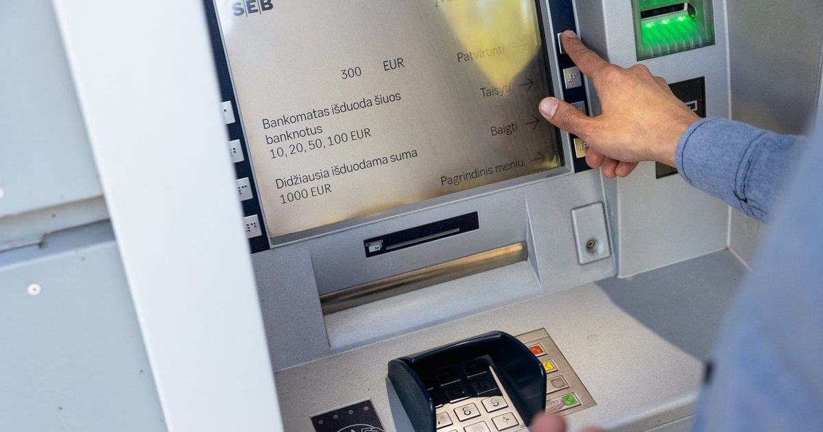 Piniginėje palikta lemtinga klaida: vagys per bankomatus ištuštino beveik 6 tūkst. eurų