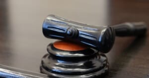 3 tūkst. eurų maišelyje sukėlė įtarimų: teisme nuskambėjo netikėta versija apie kalėdinę dovaną