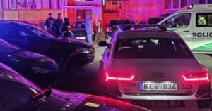 Kruvinas išpuolis Vilniuje: prie viešojo transporto stotelės vyrą galėjo pakirsti 3 šūviai į nugarą