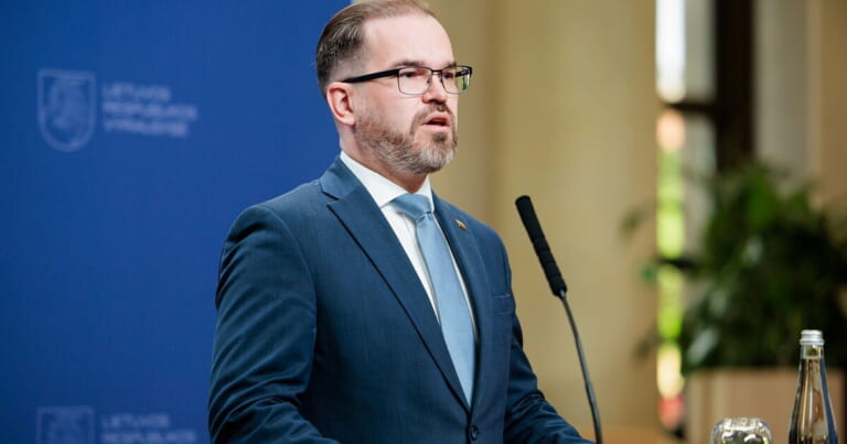 Pasvalio rajone – nerimą keliantis radinys: galimos drono nuolaužos apgadino civilinį automobilį