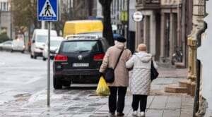 Gyventojams – po 50 eurų papildomai: štai kas 2027 m. kas mėnesį gaus šiuos pinigus