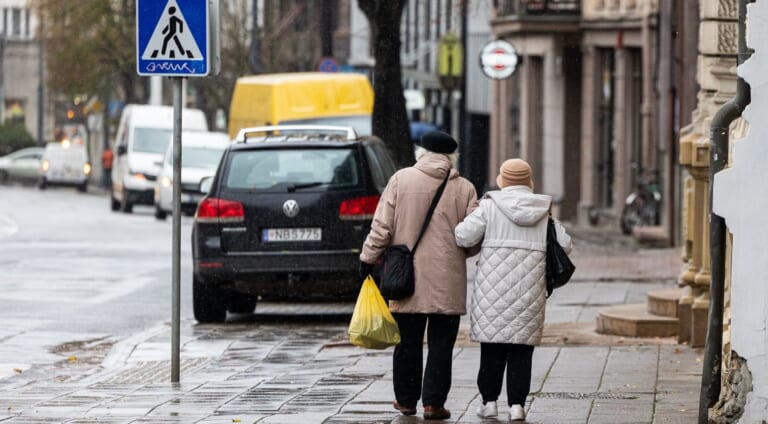 Gyventojams – po 50 eurų papildomai: štai kas 2027 m. kas mėnesį gaus šiuos pinigus