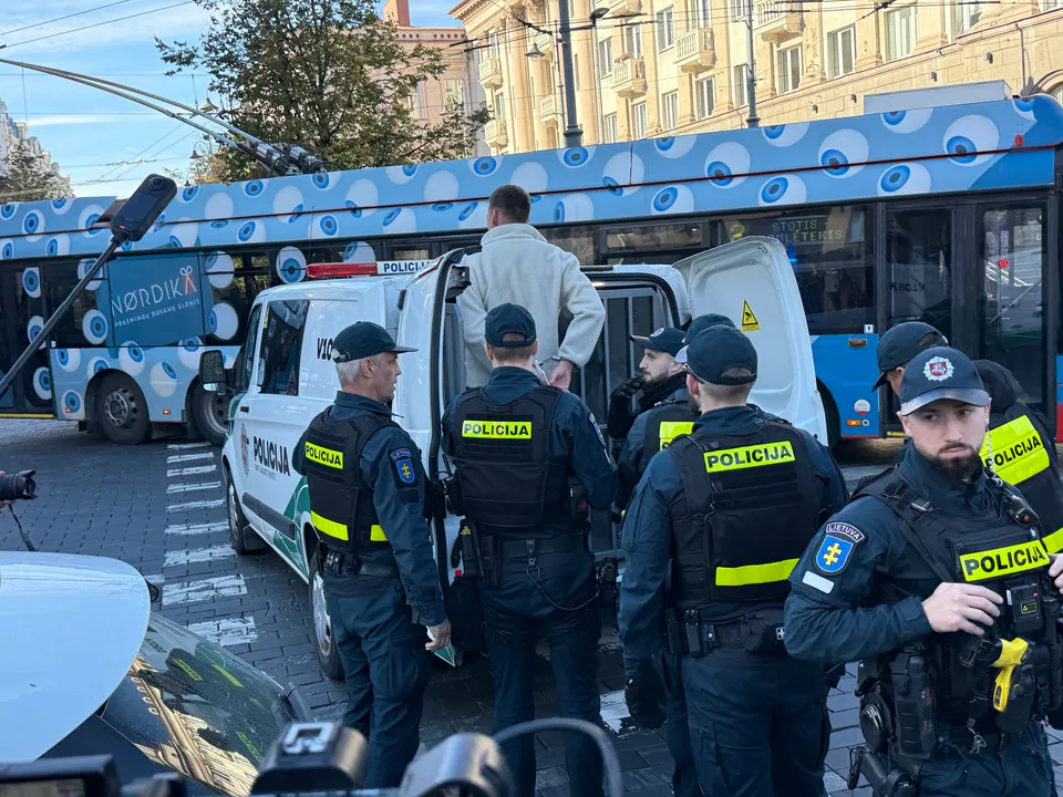 „Šimtai žmonių susirinko Vilniaus centre: dėl imigracijos protestuojančias stovyklas skiria vos keliolika metrų ir policijos užtvaros“.
