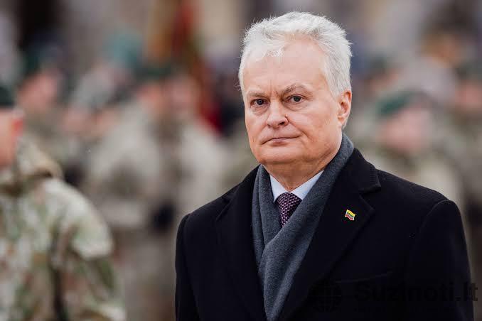 Nausėda pritaria visuotiniam šaukimui: ar teks tarnauti ir moterims?