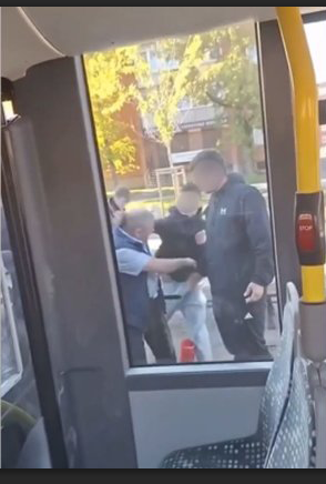 „Padėkite!“ Autobuse siautėjo paauglių gauja: gesintuvu apipurškė keleivius ir užpuolė vairuotoją