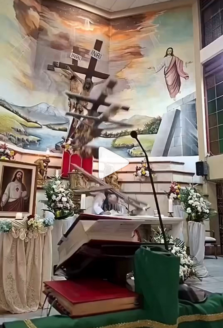 Per mišias įvyko kraupi tragedija: ant kunigo užgriuvęs masyvus kryžius jį pražudė tiesioginėje transliacijoje (video)