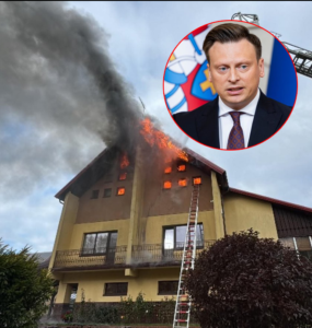 Rusnėje liepsnoja Valdo Benkunsko tėvų namas: į įvykio vietą skubėjo ugniagesiai