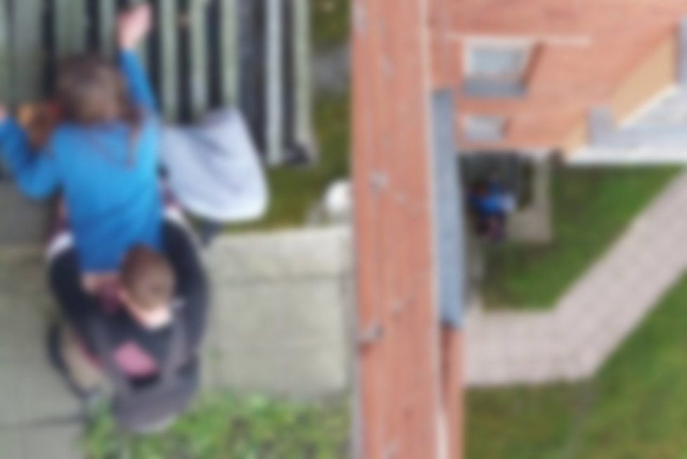 Šiaulietį pribloškė rytinis vaizdas pro langą: jauną porą aistra pagavo daugiabučio pašonėje (nuotr. skaitytojo)