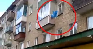 Šis tėtis išmeta savo 11 mėnesių kūdikį iš 5 aukšto. Vaizdo įrašas žaibiškai išplito visame pasaulyje