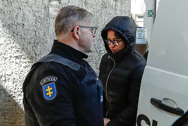Įtariamoji paramediko nužudymu – buvusi jo žmona Justina Gaigalaitė (Sadauskienė) atvežta į teismą