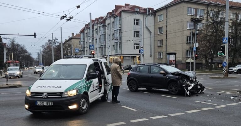 Sulaukus tokio amžiaus gali tekti perlaikyti vairavimo egzaminą: vien sveikatos patikros gali nepakakti