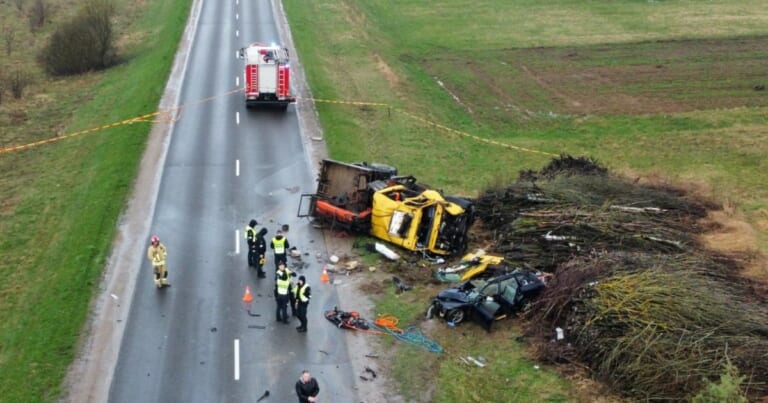 Žuvo 5 asmenų šeima, o tarp jų – trys vaikai: visus sukrėtė viena skaudžiausių Lietuvos avarijų